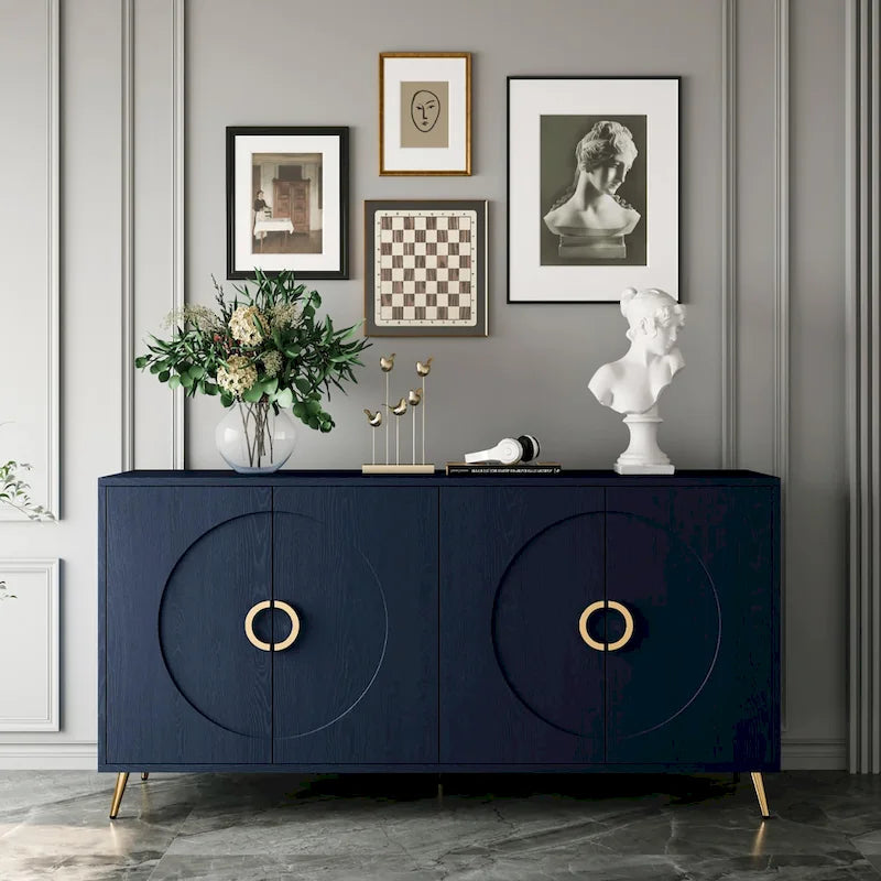 Buffet à quatre portes Détails des panneaux en arcs concentriques Poignées en anneaux dorés Pieds effilés en métal doré Intérieur à deux niveaux MDF Placage en bois massif Laque bleu marine