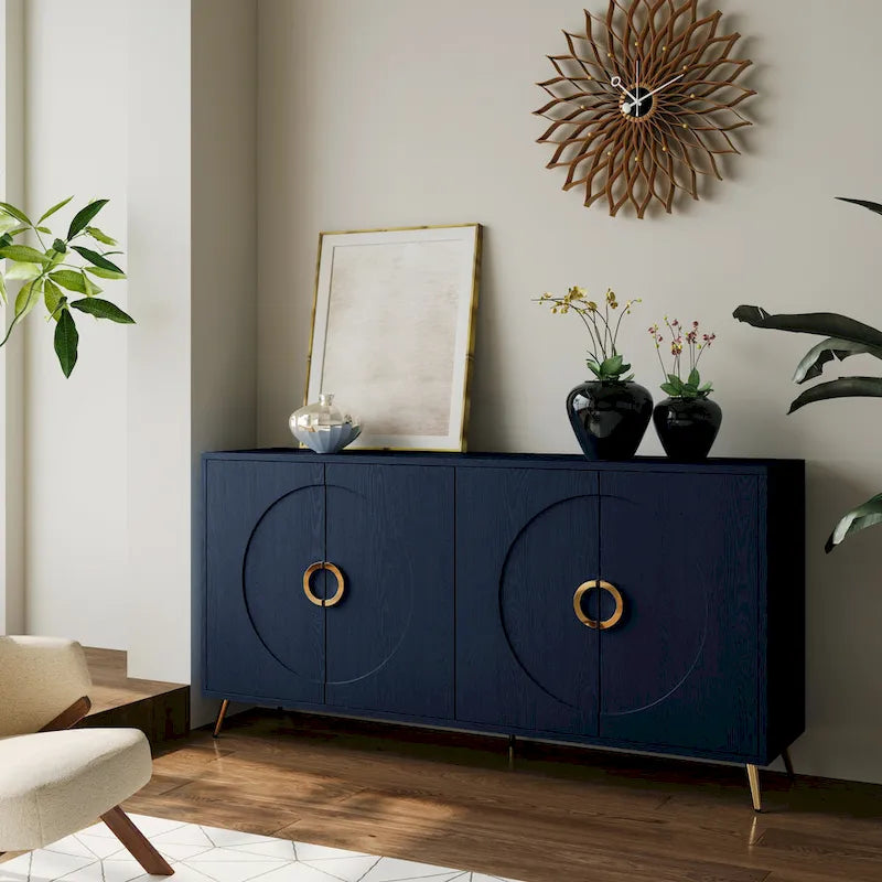 Buffet à quatre portes Détails des panneaux en arcs concentriques Poignées en anneaux dorés Pieds effilés en métal doré Intérieur à deux niveaux MDF Placage en bois massif Laque bleu marine