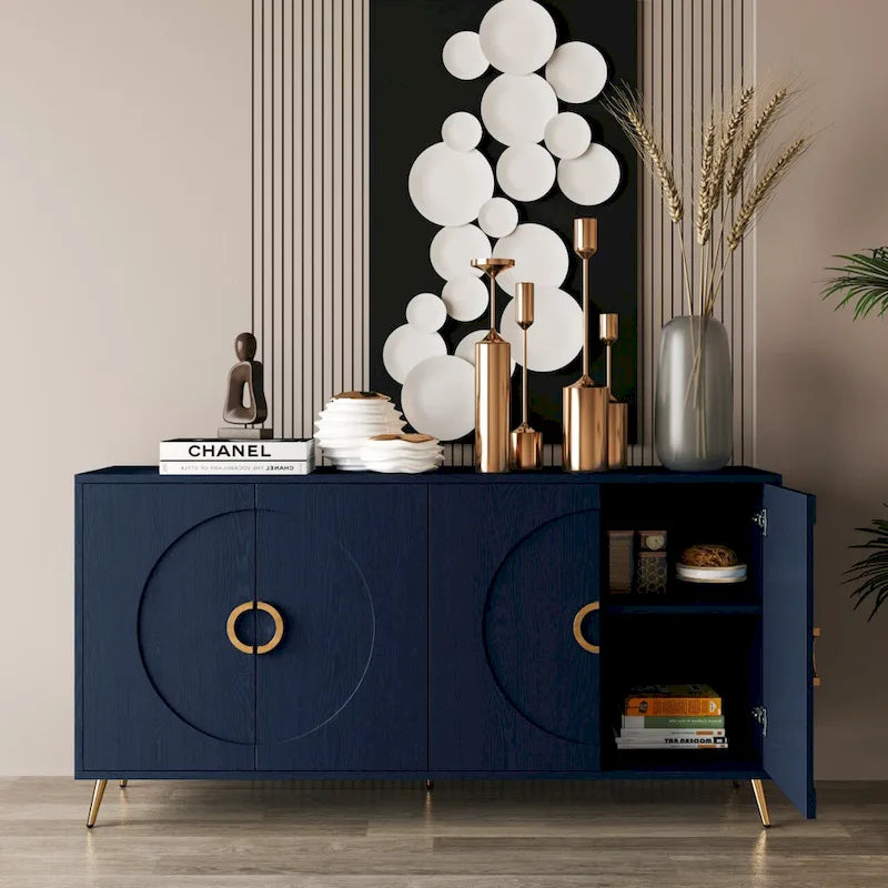 Buffet à quatre portes Détails des panneaux en arcs concentriques Poignées en anneaux dorés Pieds effilés en métal doré Intérieur à deux niveaux MDF Placage en bois massif Laque bleu marine