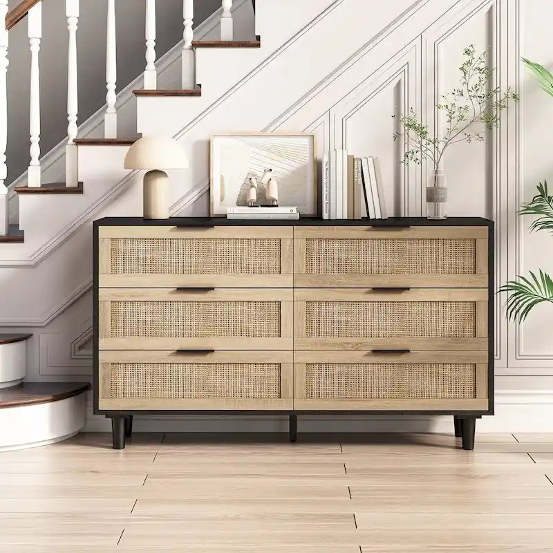Commode à six tiroirs Façades de tiroirs en rotin tressé Poignées barres noires Pieds coniques en bois massif Cadre en aggloméré