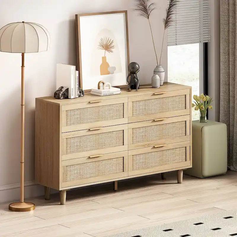 Commode à six tiroirs Façades de tiroirs en rotin tressé Poignées barres noires Pieds coniques en bois massif Cadre en aggloméré