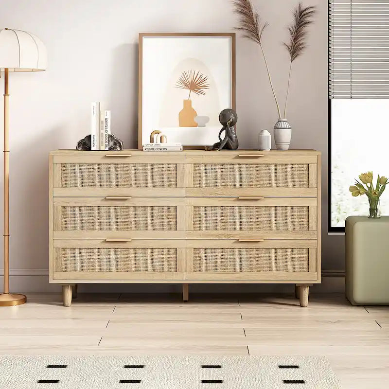 Commode à six tiroirs Façades de tiroirs en rotin tressé Poignées barres noires Pieds coniques en bois massif Cadre en aggloméré