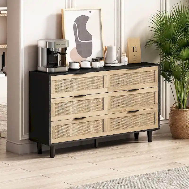 Commode à six tiroirs Façades de tiroirs en rotin tressé Poignées barres noires Pieds coniques en bois massif Cadre en aggloméré