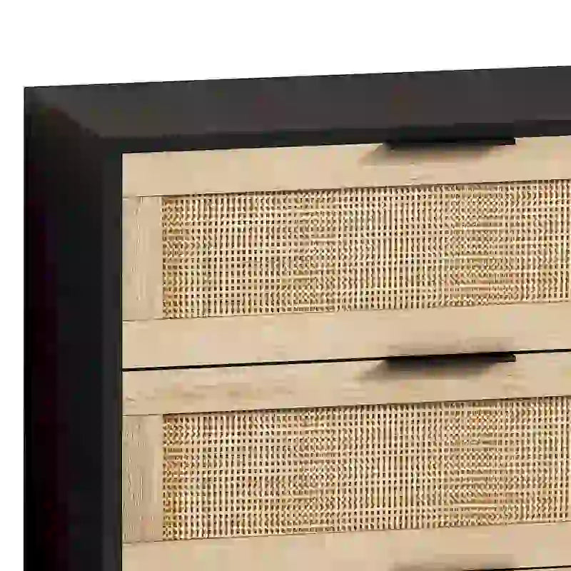 Commode à six tiroirs Façades de tiroirs en rotin tressé Poignées barres noires Pieds coniques en bois massif Cadre en aggloméré
