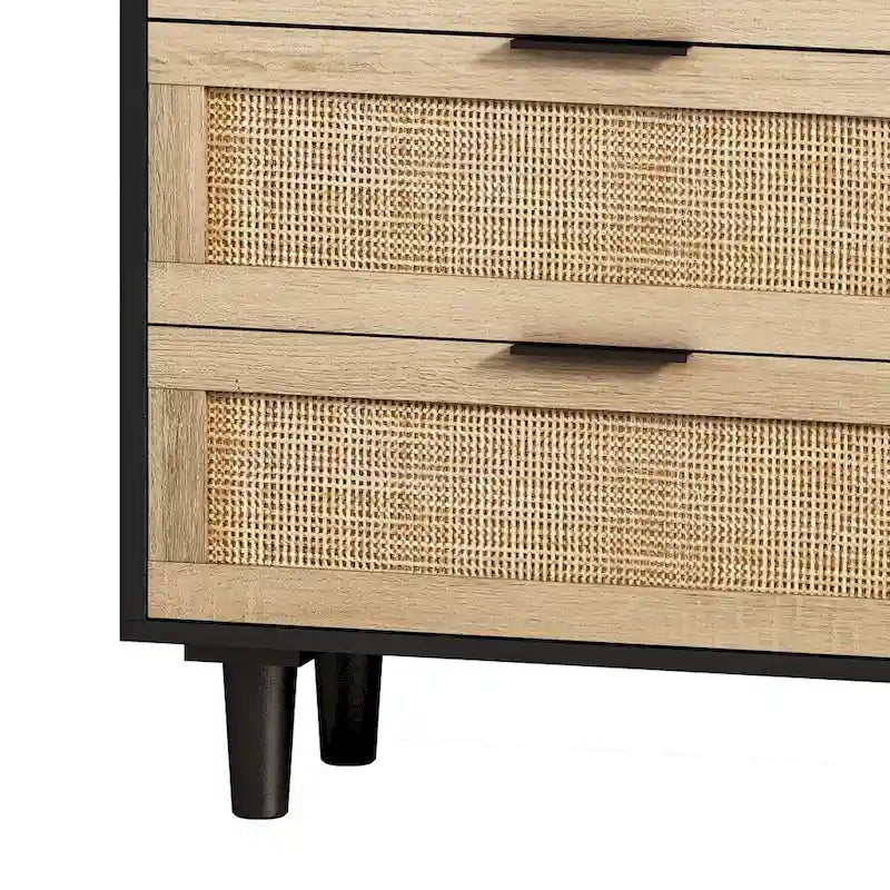 Commode à six tiroirs Façades de tiroirs en rotin tressé Poignées barres noires Pieds coniques en bois massif Cadre en aggloméré