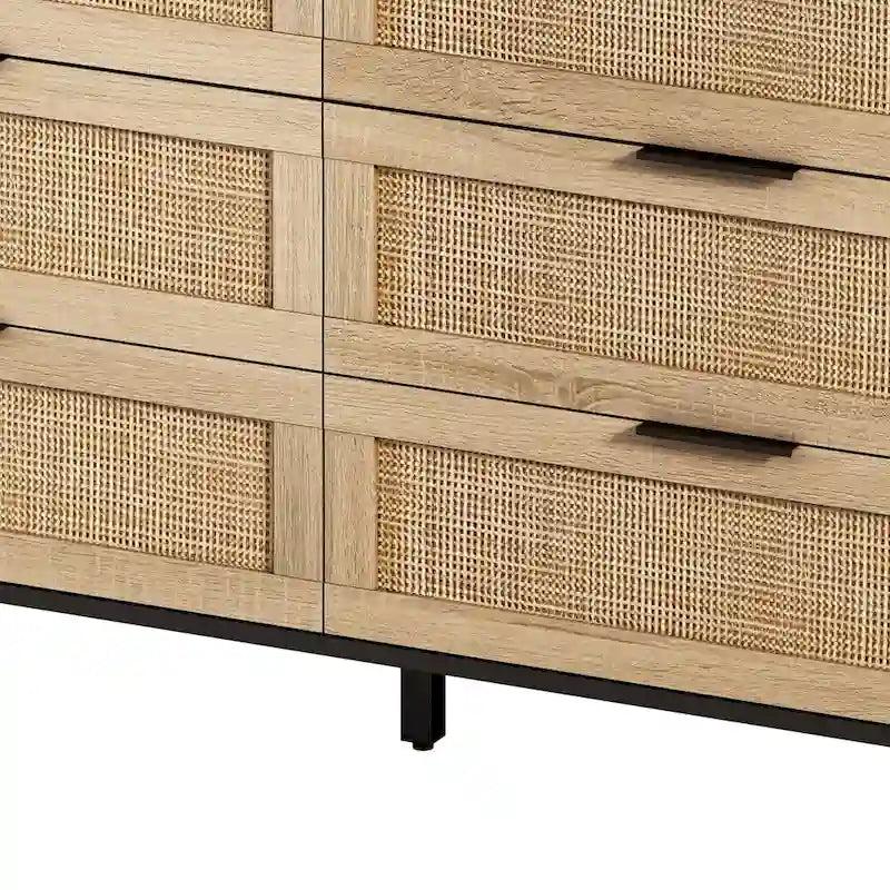 Commode à six tiroirs Façades de tiroirs en rotin tressé Poignées barres noires Pieds coniques en bois massif Cadre en aggloméré