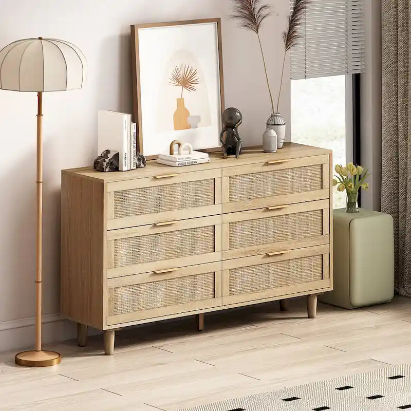 Commode à six tiroirs Façades de tiroirs en rotin tressé Poignées barres noires Pieds coniques en bois massif Cadre en aggloméré