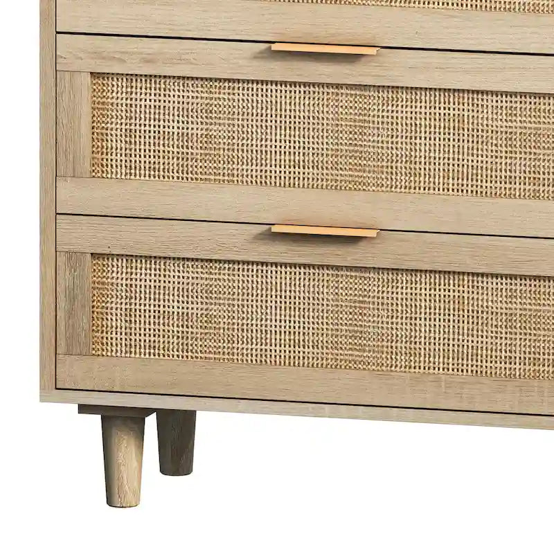Commode à six tiroirs Façades de tiroirs en rotin tressé Poignées barres noires Pieds coniques en bois massif Cadre en aggloméré