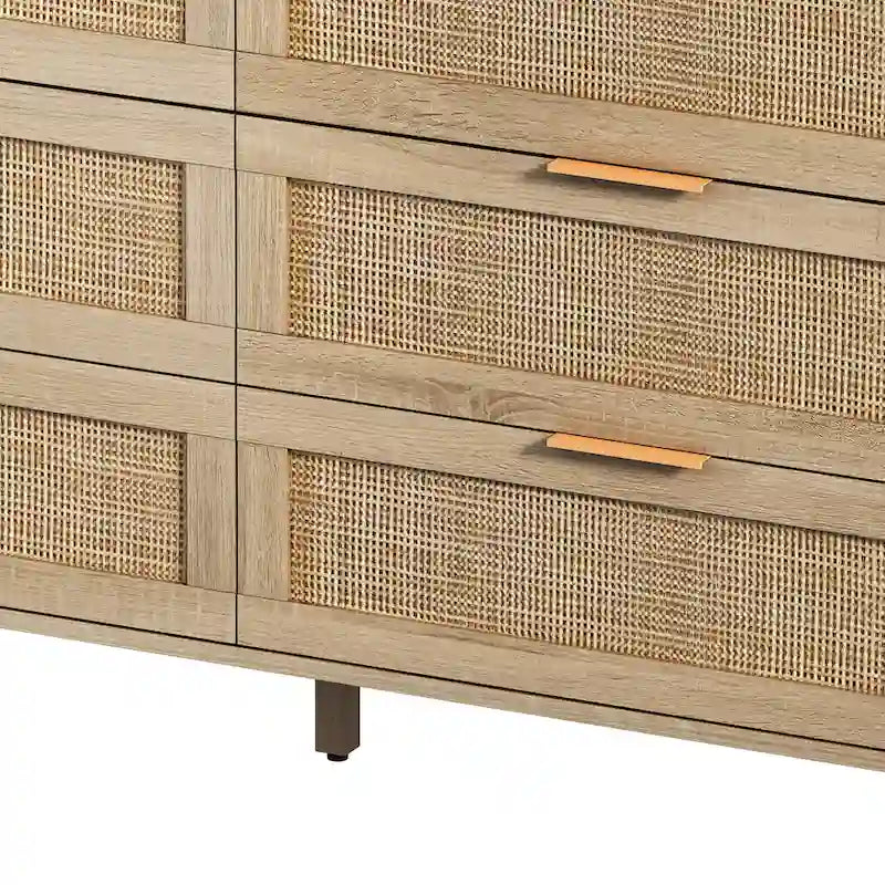Commode à six tiroirs Façades de tiroirs en rotin tressé Poignées barres noires Pieds coniques en bois massif Cadre en aggloméré