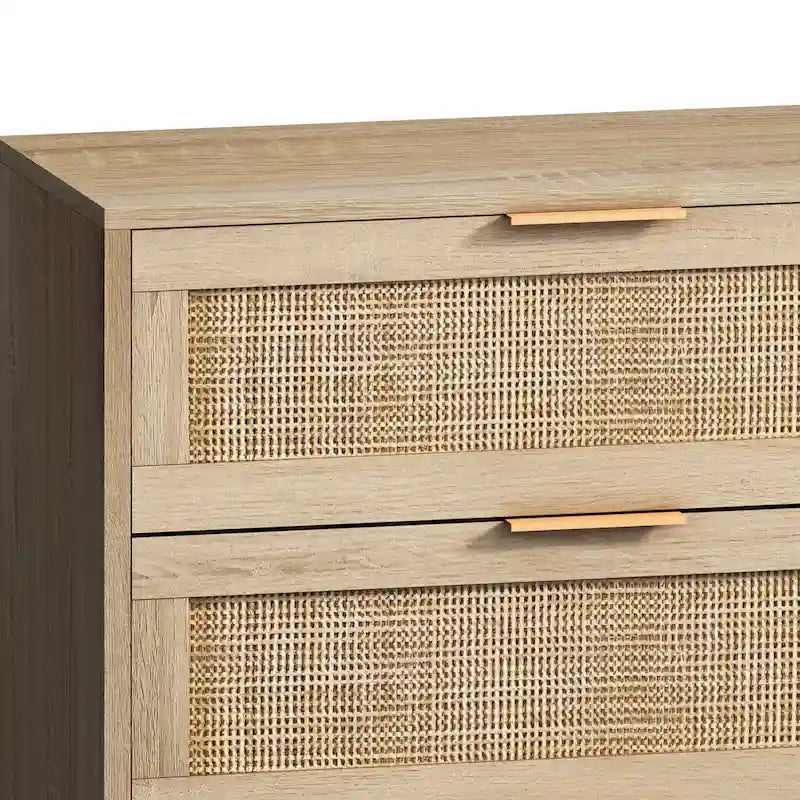 Commode à six tiroirs Façades de tiroirs en rotin tressé Poignées barres noires Pieds coniques en bois massif Cadre en aggloméré