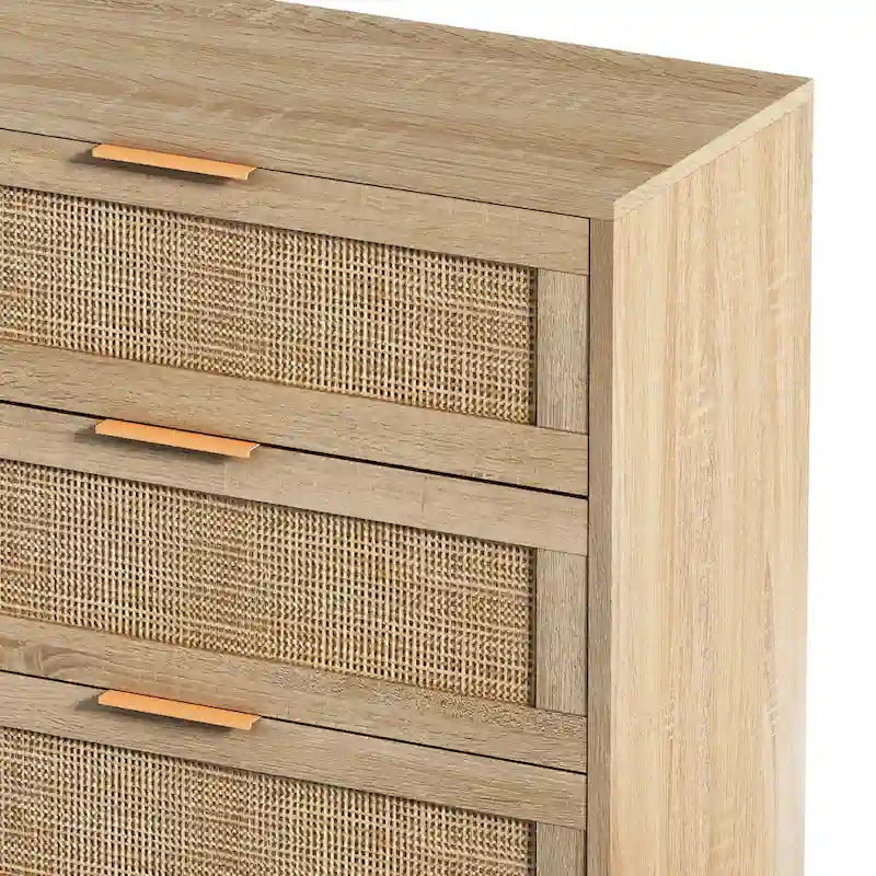 Commode à six tiroirs Façades de tiroirs en rotin tressé Poignées barres noires Pieds coniques en bois massif Cadre en aggloméré