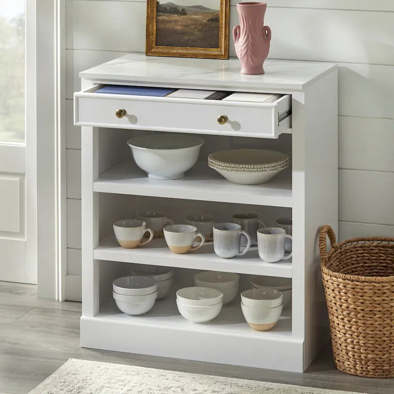 Étagère Ouverte, Un Tiroir, Deux Tablettes Fixes, Dessus en Faux Marbre, Quincaillerie en Laiton, Fini MDF Blanc, Style Ferme Moderne