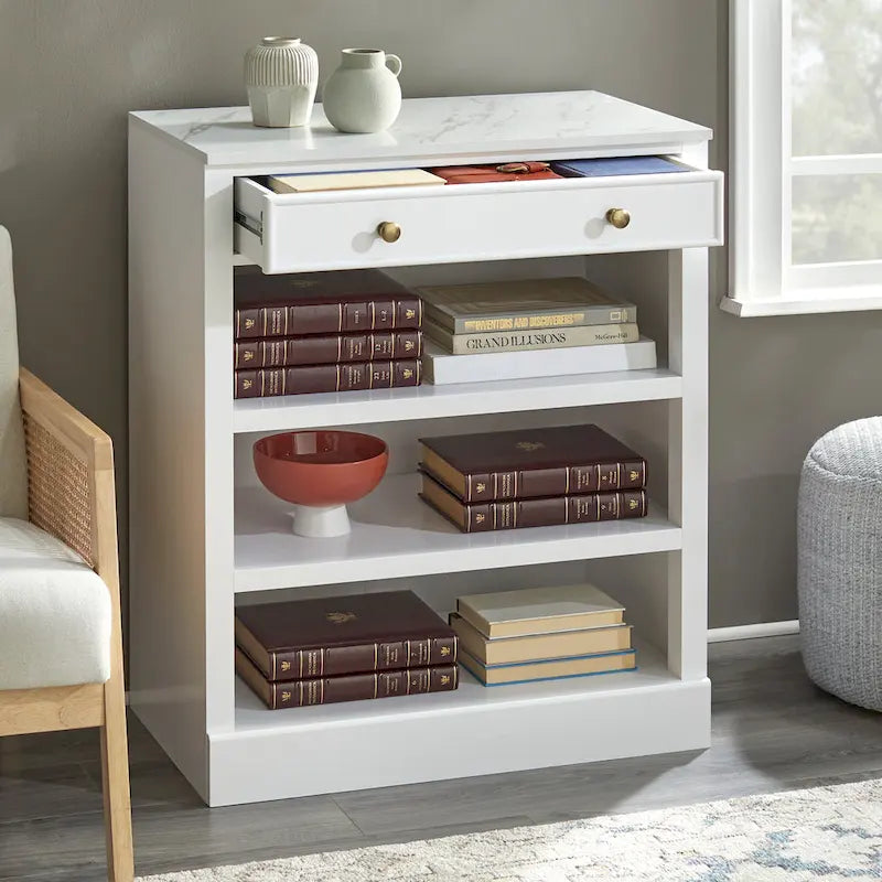 Étagère Ouverte, Un Tiroir, Deux Tablettes Fixes, Dessus en Faux Marbre, Quincaillerie en Laiton, Fini MDF Blanc, Style Ferme Moderne