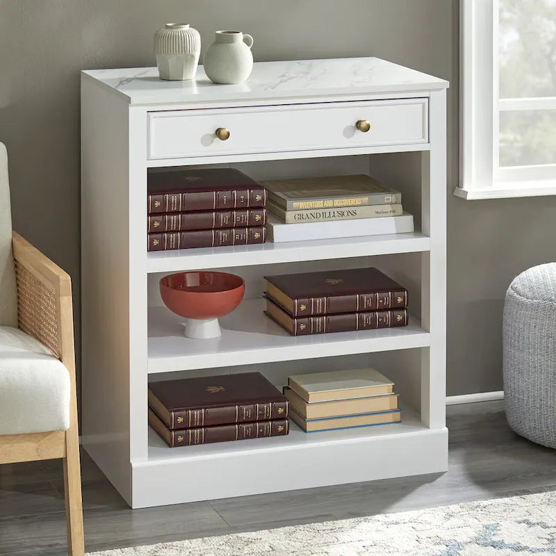 Étagère Ouverte, Un Tiroir, Deux Tablettes Fixes, Dessus en Faux Marbre, Quincaillerie en Laiton, Fini MDF Blanc, Style Ferme Moderne