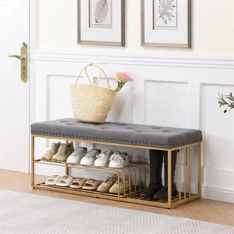 Banc d'entrée capitonné de 119 cm avec étagère à chaussures ouverte à deux niveaux, capitonnage à boutons, garniture cloutée, cadre en métal doré