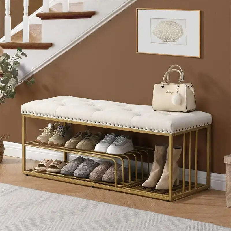 Banc d'entrée capitonné de 119 cm avec étagère à chaussures ouverte à deux niveaux, capitonnage à boutons, garniture cloutée, cadre en métal doré