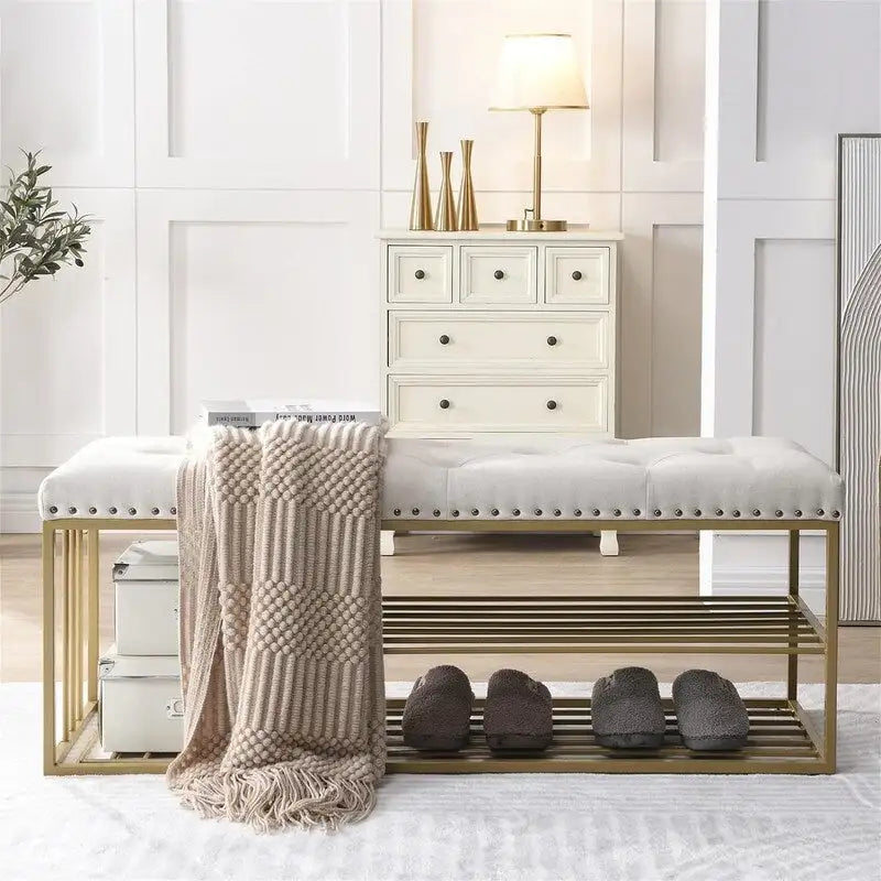 Banc d'entrée capitonné de 119 cm avec étagère à chaussures ouverte à deux niveaux, capitonnage à boutons, garniture cloutée, cadre en métal doré