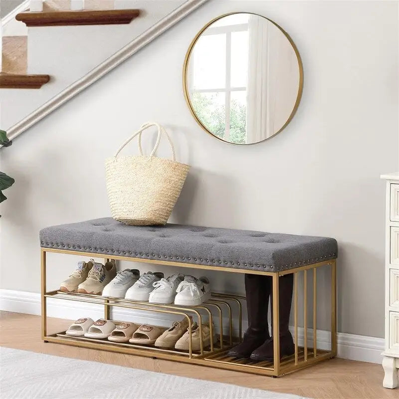 Banc d'entrée capitonné de 119 cm avec étagère à chaussures ouverte à deux niveaux, capitonnage à boutons, garniture cloutée, cadre en métal doré