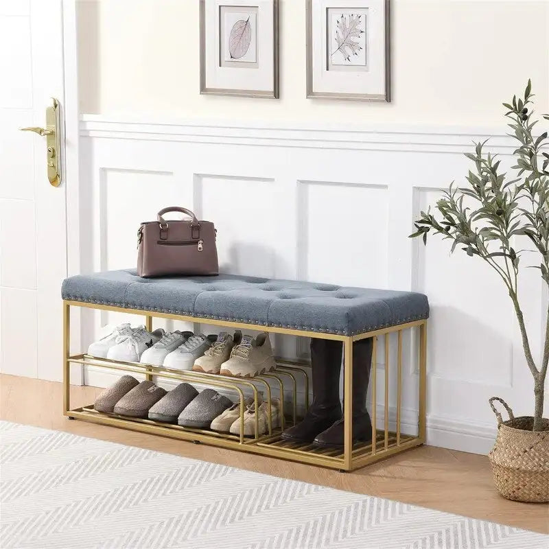 Banc d'entrée capitonné de 119 cm avec étagère à chaussures ouverte à deux niveaux, capitonnage à boutons, garniture cloutée, cadre en métal doré