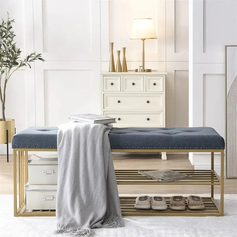 Banc d'entrée capitonné de 119 cm avec étagère à chaussures ouverte à deux niveaux, capitonnage à boutons, garniture cloutée, cadre en métal doré