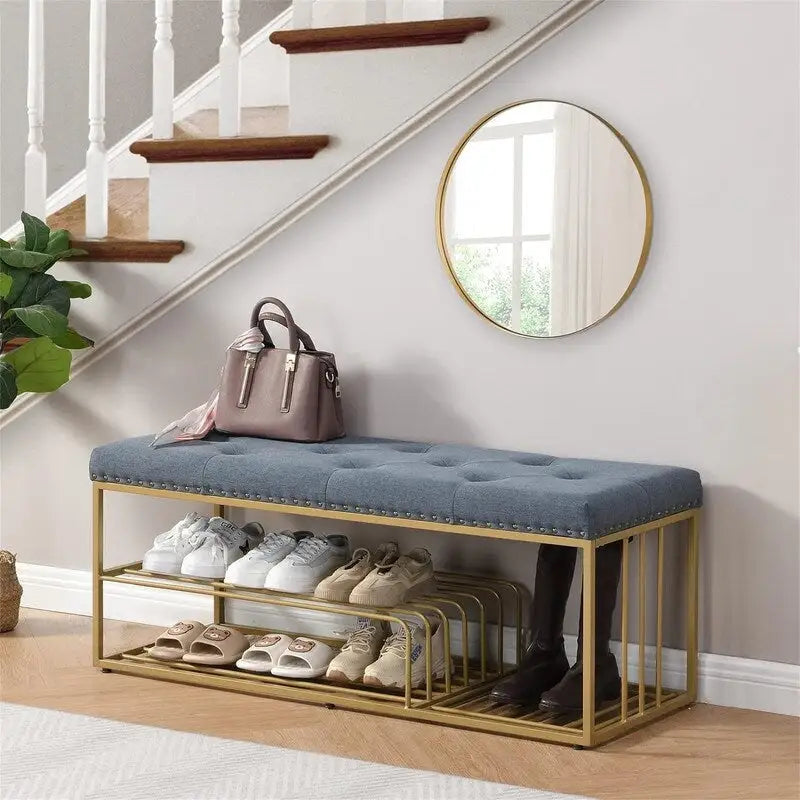Banc d'entrée capitonné de 119 cm avec étagère à chaussures ouverte à deux niveaux, capitonnage à boutons, garniture cloutée, cadre en métal doré