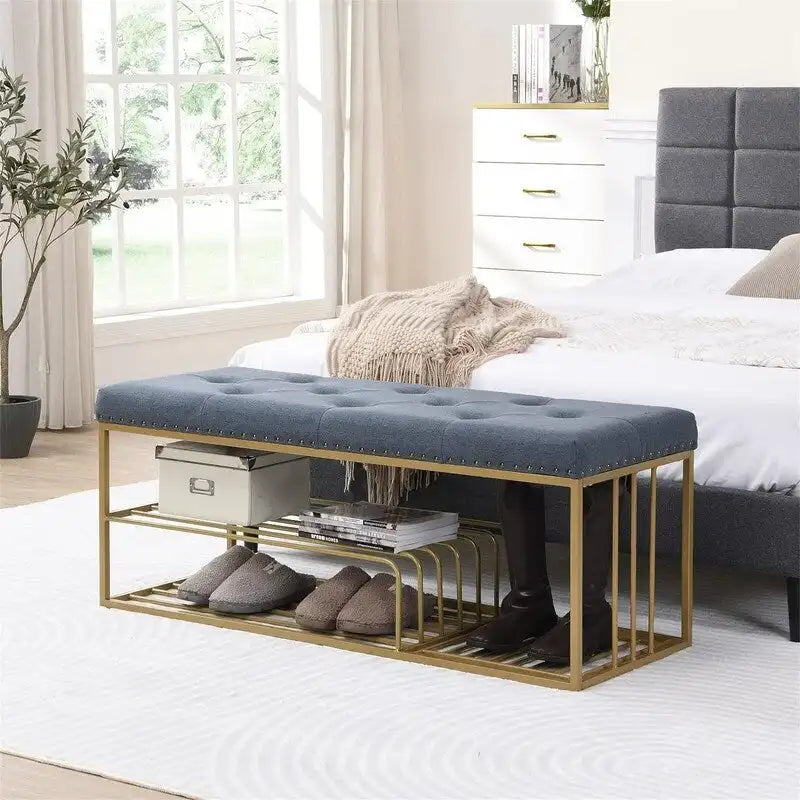 Banc d'entrée capitonné de 119 cm avec étagère à chaussures ouverte à deux niveaux, capitonnage à boutons, garniture cloutée, cadre en métal doré