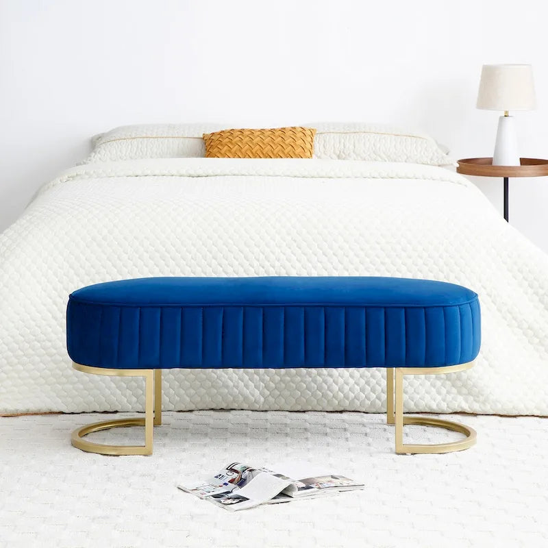 Banc ottoman ovale matelassé en canaux de 122 cm avec cadre en bois massif, mousse haute densité et base en métal doré en forme de U