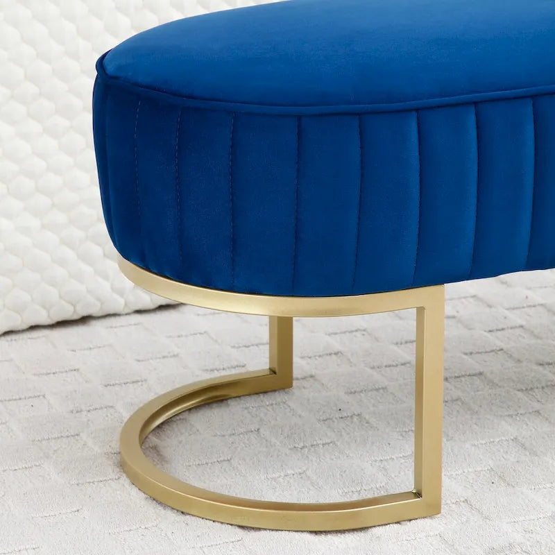 Banc ottoman ovale matelassé en canaux de 122 cm avec cadre en bois massif, mousse haute densité et base en métal doré en forme de U