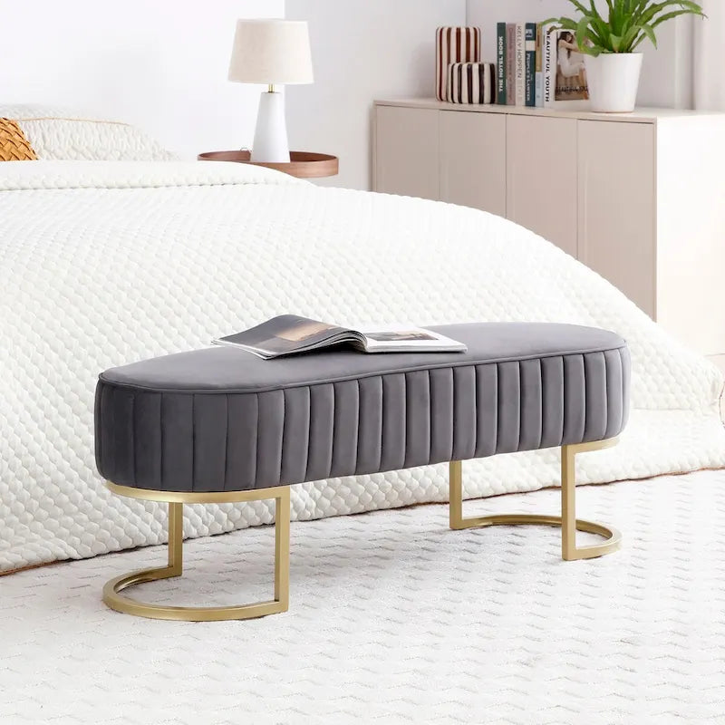 Banc ottoman ovale matelassé en canaux de 122 cm avec cadre en bois massif, mousse haute densité et base en métal doré en forme de U