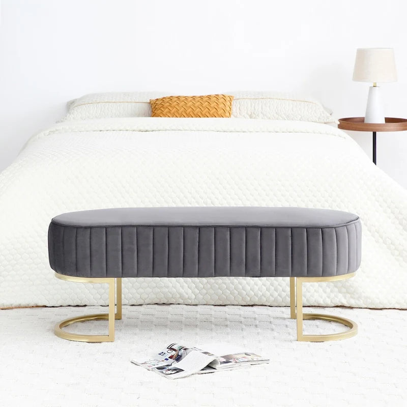 Banc ottoman ovale matelassé en canaux de 122 cm avec cadre en bois massif, mousse haute densité et base en métal doré en forme de U