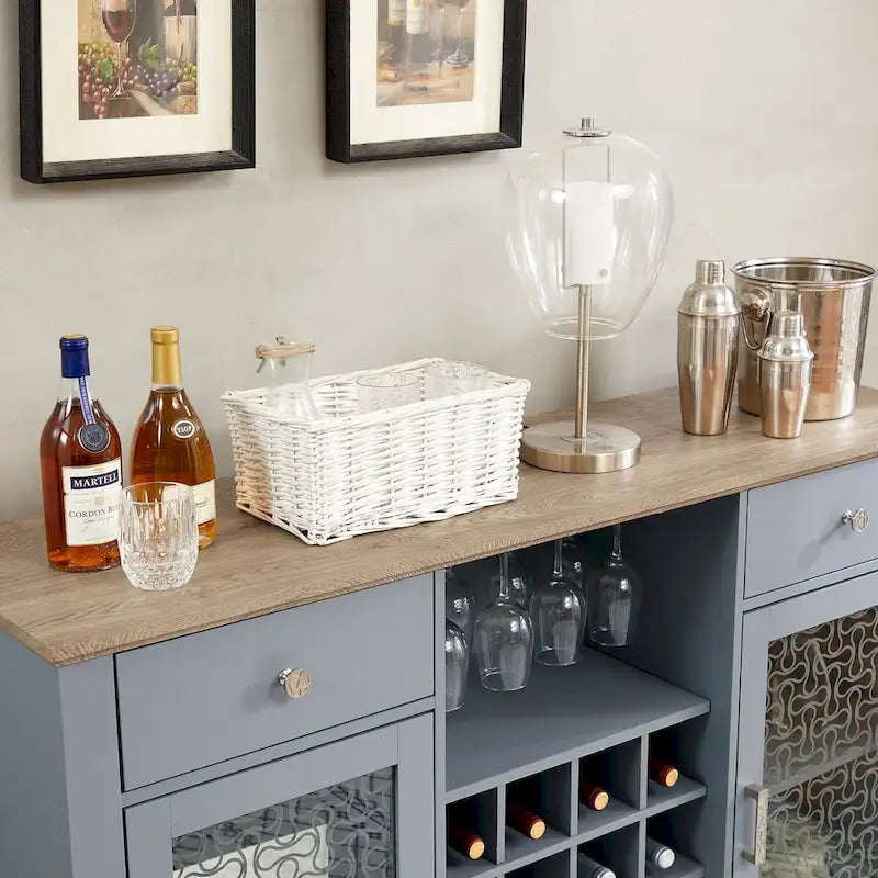 Buffet de bar 143,4 cm avec deux tiroirs, deux placards à portes vitrées, casiers à bouteilles centraux, porte-verres et gestion des câbles en MDF Chêne Clair