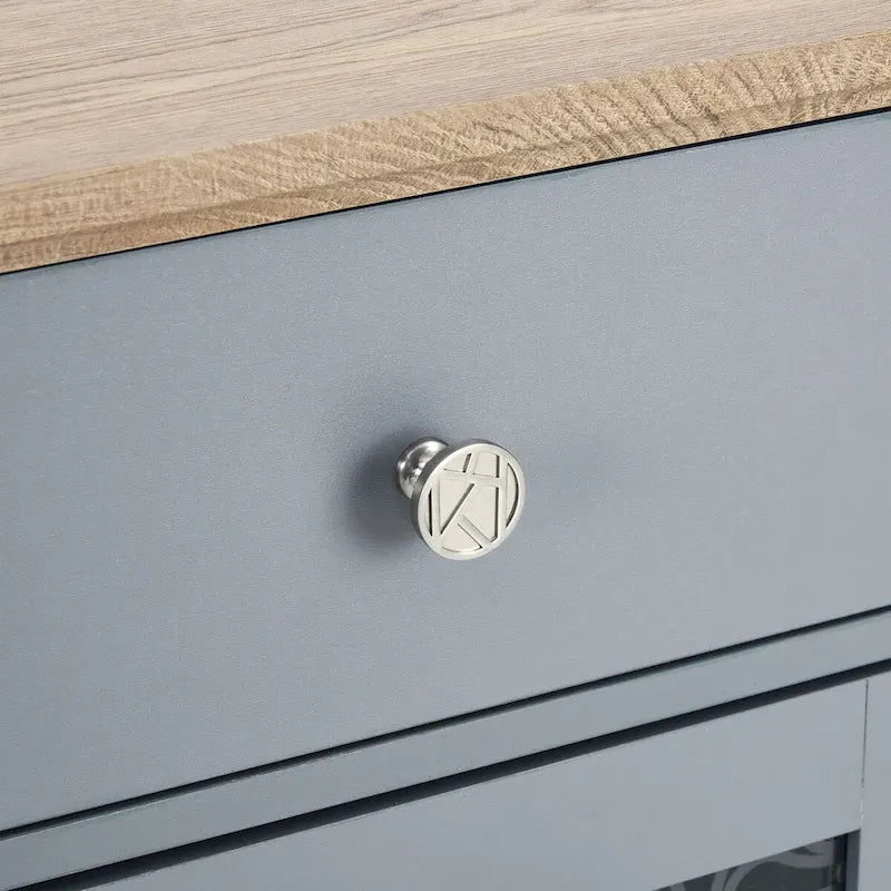 Buffet de bar 143,4 cm avec deux tiroirs, deux placards à portes vitrées, casiers à bouteilles centraux, porte-verres et gestion des câbles en MDF Chêne Clair