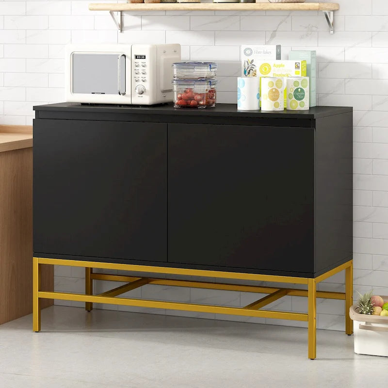 Buffet à deux portes en MDF avec coins arrondis, portes à ouverture par pression, deux étagères réglables, piétement en métal doré.