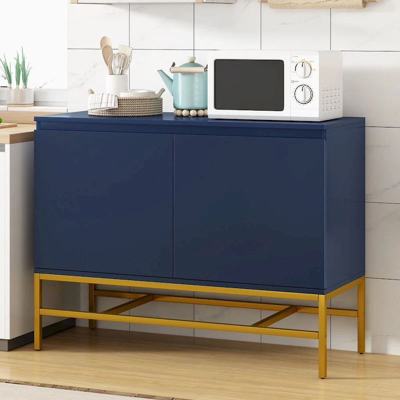 Buffet à deux portes en MDF avec coins arrondis, portes à ouverture par pression, deux étagères réglables, piétement en métal doré.