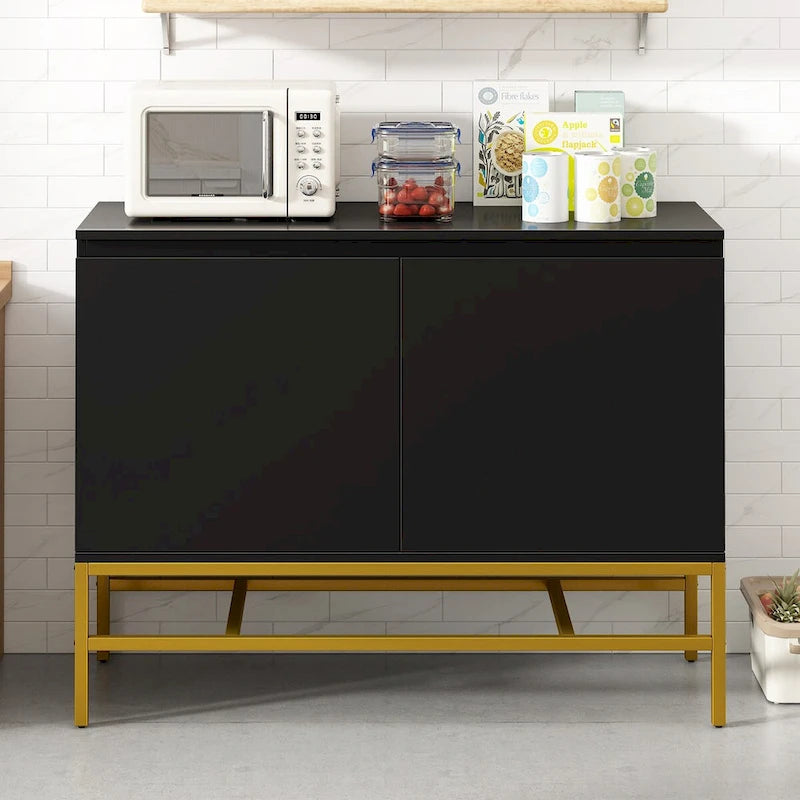 Buffet à deux portes en MDF avec coins arrondis, portes à ouverture par pression, deux étagères réglables, piétement en métal doré.