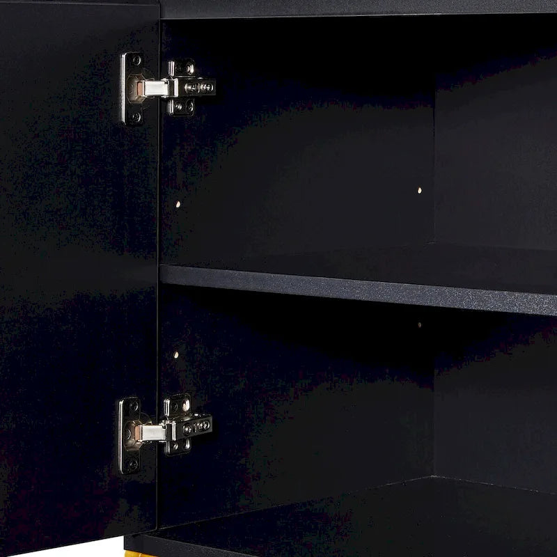 Buffet à deux portes en MDF avec coins arrondis, portes à ouverture par pression, deux étagères réglables, piétement en métal doré.