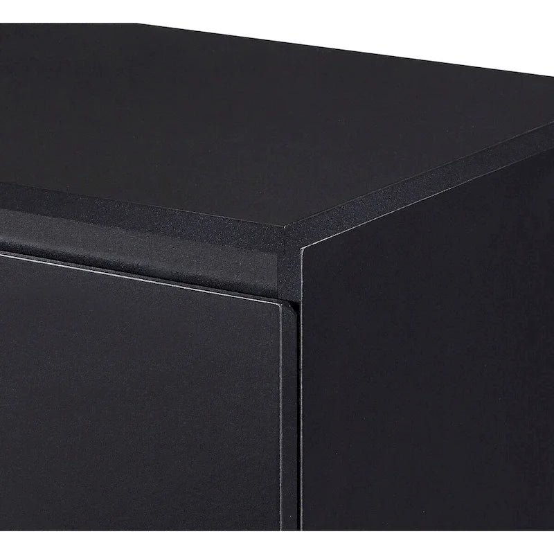 Buffet à deux portes en MDF avec coins arrondis, portes à ouverture par pression, deux étagères réglables, piétement en métal doré.