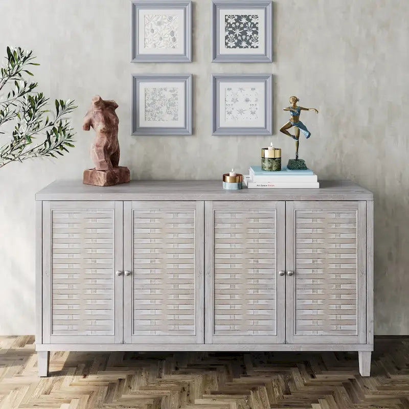 Buffet quatre portes Panneaux de porte à persiennes Poignées métalliques rondes Pieds fuselés Étagères réglables Bois de sapin MDF Finition blanchie naturelle