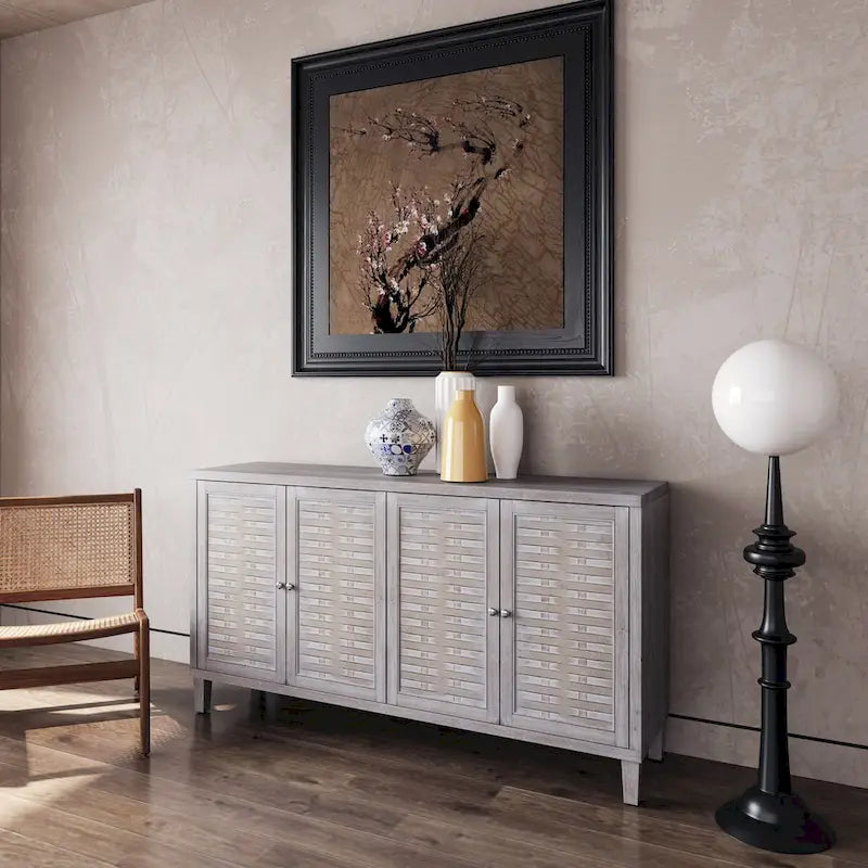 Buffet quatre portes Panneaux de porte à persiennes Poignées métalliques rondes Pieds fuselés Étagères réglables Bois de sapin MDF Finition blanchie naturelle