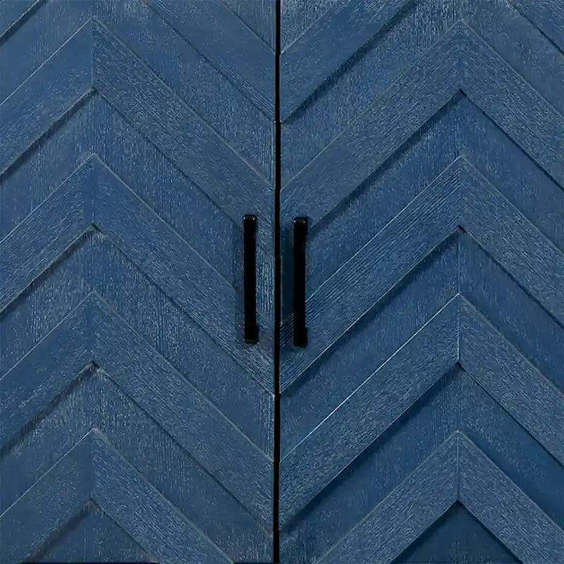 Buffet quatre portes Panneaux de porte en bois de chevron Poignées de barre noires Pieds coniques Fini gris foncé antique vieilli Patins de protection pour le sol
