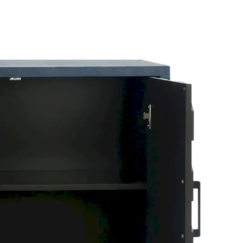 Buffet quatre portes Panneaux de porte en bois de chevron Poignées de barre noires Pieds coniques Fini gris foncé antique vieilli Patins de protection pour le sol