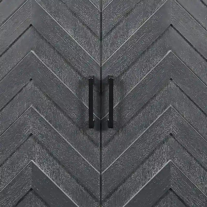 Buffet quatre portes Panneaux de porte en bois de chevron Poignées de barre noires Pieds coniques Fini gris foncé antique vieilli Patins de protection pour le sol