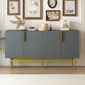 Buffet quatre portes Panneaux de porte cannelés à rayures verticales Poignées de barre dorées Base en métal doré Étagères réglables Plateau en panneaux de particules MDF
