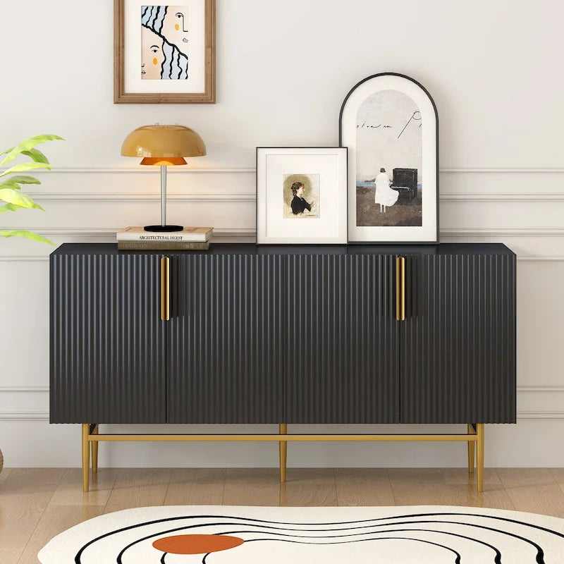 Buffet quatre portes Panneaux de porte cannelés à rayures verticales Poignées de barre dorées Base en métal doré Étagères réglables Plateau en panneaux de particules MDF