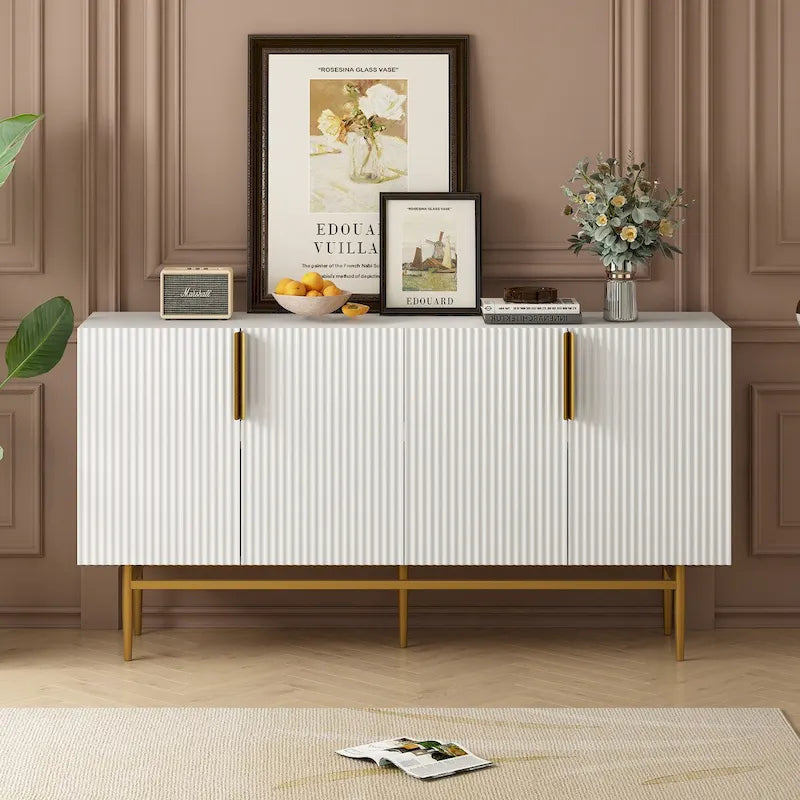 Buffet quatre portes Panneaux de porte cannelés à rayures verticales Poignées de barre dorées Base en métal doré Étagères réglables Plateau en panneaux de particules MDF