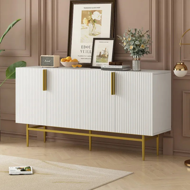 Buffet quatre portes Panneaux de porte cannelés à rayures verticales Poignées de barre dorées Base en métal doré Étagères réglables Plateau en panneaux de particules MDF