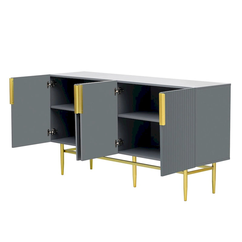 Buffet quatre portes Panneaux de porte cannelés à rayures verticales Poignées de barre dorées Base en métal doré Étagères réglables Plateau en panneaux de particules MDF