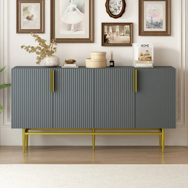 Buffet quatre portes Panneaux de porte cannelés à rayures verticales Poignées de barre dorées Base en métal doré Étagères réglables Plateau en panneaux de particules MDF