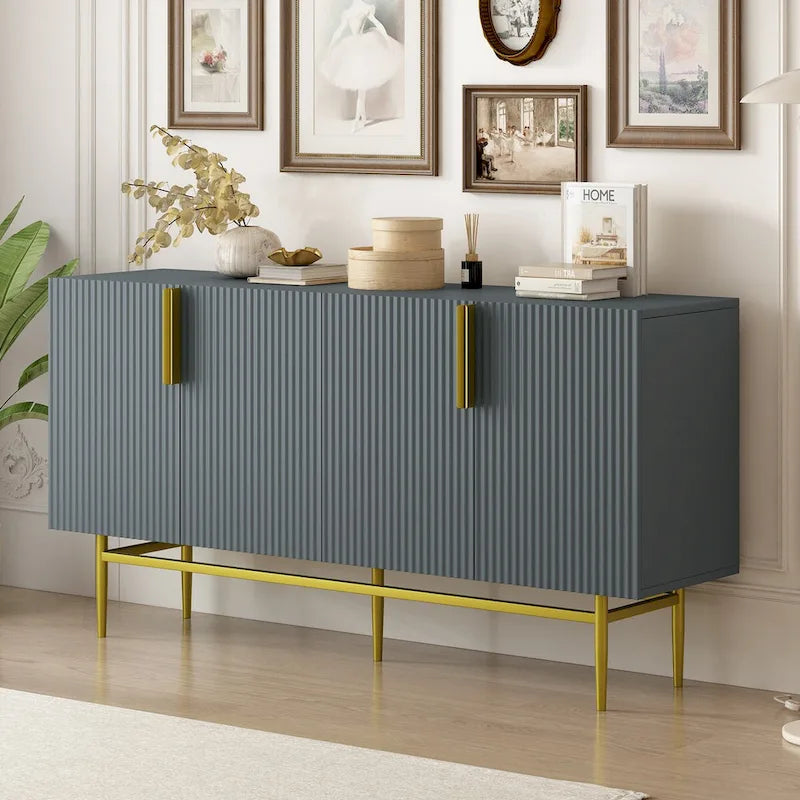 Buffet quatre portes Panneaux de porte cannelés à rayures verticales Poignées de barre dorées Base en métal doré Étagères réglables Plateau en panneaux de particules MDF