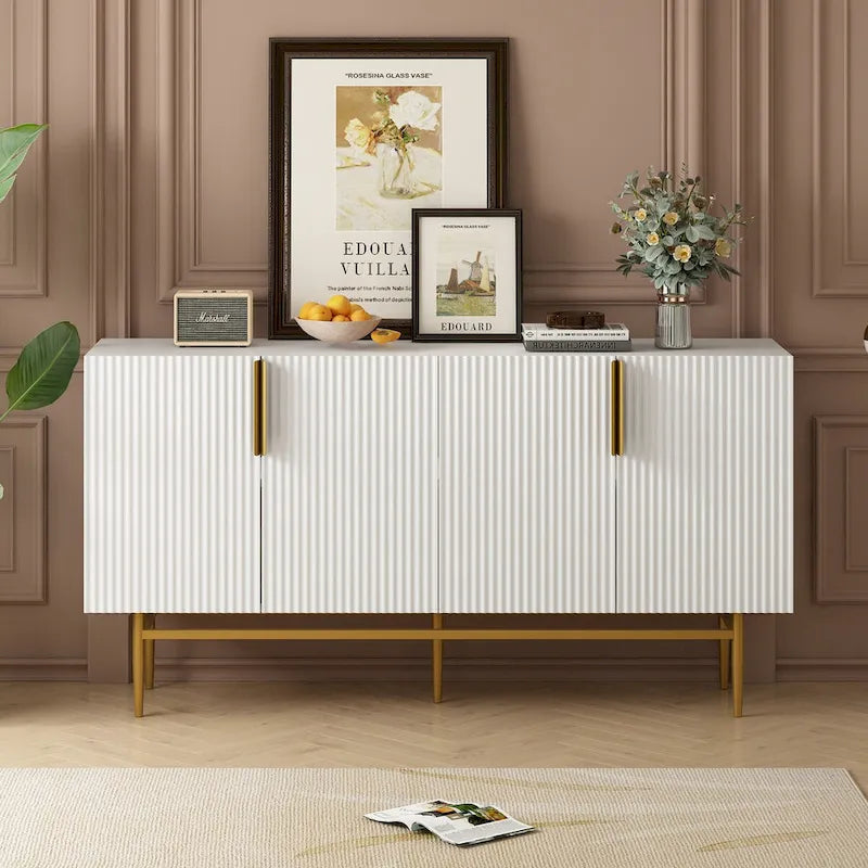 Buffet quatre portes Panneaux de porte cannelés à rayures verticales Poignées de barre dorées Base en métal doré Étagères réglables Plateau en panneaux de particules MDF
